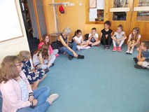 Dziewczynka prezentuje swoją pracę