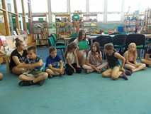 Grupa dziewcząt pokazuje swoją pracę plastyczną