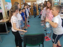 Bibliotekarka prowadzi zabawę