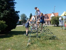 Dzieci podczas zabawy na placu zabaw