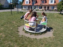 Dzieci podczas zabawy na placu zabaw