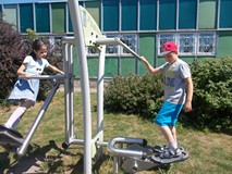 Dzieci podczas zabawy na placu zabaw