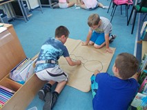 Chłopcy rysują owada