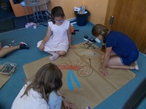 Trzy dziewczynki podczas kolorowania swojej pracy