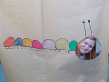 Bibliotekarka pozuje do zdjęcia z makietą dzieci