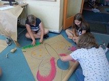 Trzy dziewczynki podczas kolorowania swojej pracy