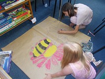 Dwie dziewczynki podczas zajęć plastycznych