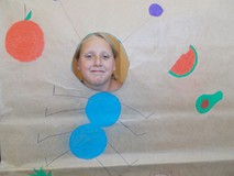 Dziewczynka pozuje do zdjęcia z makietą