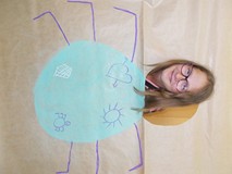 Dziewczynka pozuje do zdjęcia z makietą