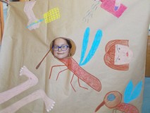 Dziewczynka pozuje do zdjęcia z makietą