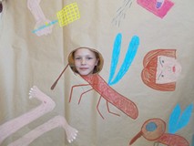 Dziewczynka pozuje do zdjęcia z makietą