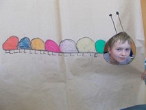 Chłopiec pozuje do zdjęcia z makietą