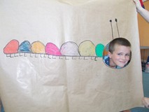 Chłopiec pozuje do zdjęcia z makietą