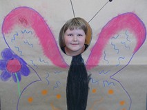 Dziewczynka pozuje do zdjęcia z makietą