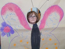 Dziewczynka pozuje do zdjęcia z makietą