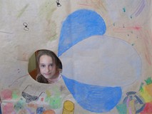 Dziewczynka pozuje do zdjęcia z makietą