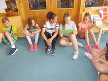 Grupa dzieci pozuje do zdjęcia