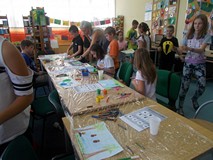 Dzieci podczas zajęc plastycznych