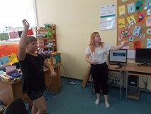 Dziewczynka pokazuje za pomocą gestów hasło do odgadnięcia