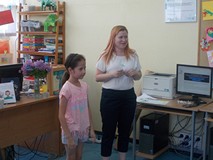 Dziewczynka pokazuje za pomocą gestów hasło do odgadnięcia