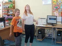 Chłopiec pokazuje za pomocą gestów hasło do odgadnięcia