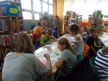 Dzieci podczas zajęc plastycznych