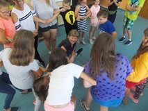 Dzieci podczas zabawy ruchowej