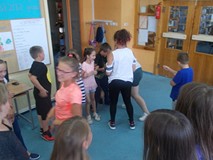 Dzieci podczas zabawy ruchowej