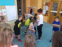 Dzieci podczas zabawy ruchowej