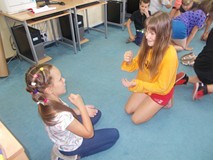 Dwie dziewczynki podczas zabawy