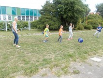 Dzieci podczas zabawy ruchowej na dworze