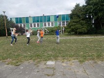 Dzieci podczas zabawy ruchowej na dworze