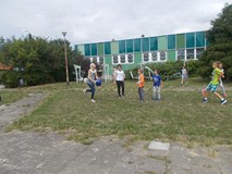 Dzieci podczas zabawy ruchowej na dworze