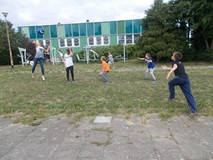 Dzieci podczas zabawy ruchowej na dworze