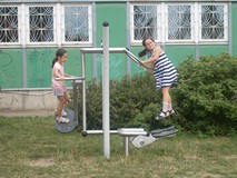 Dwie dziewczynki podczas zabawy