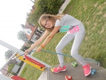 dziewczynka wspina się po linie na drabinkę