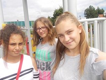 Trzy dziewczynki pozuyją do zdjęcia