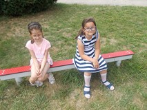 Dwie dziewczynki pozują do zdjęcia