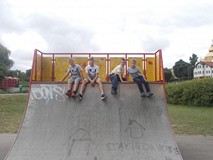 Czterej chłopcy pozują do zdjęc na rampie