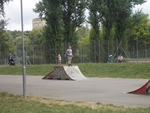 Chłopiec pozuje do zdjęcia na rampie