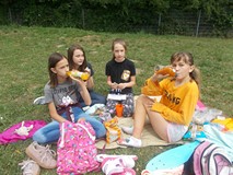 Cztery dziewczynki odpoczywają na kocyku