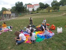 Dziecy wypoczywają na chuście animacyjnej