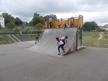 Dzieci wpsinają się na rampę