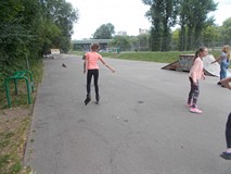 dzieci podczas jazdy na rolkach