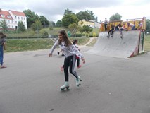 dziewczynka jeździ na wrotkach