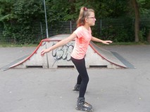 dziewczynka jedzie na rolkach