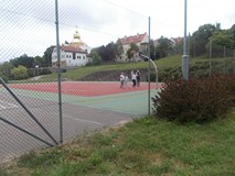 dzieci grają w koszykówkę