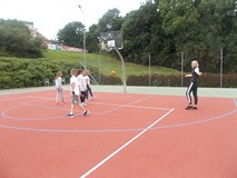 dzieci wraz z bibliotekarka grają w koszykówkę