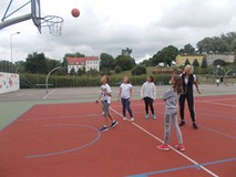 dzieci wraz z bibliotekarka grają w koszykówkę