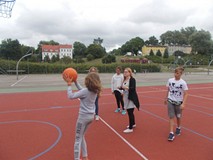 dzieci wraz z bibliotekarka grają w koszykówkę